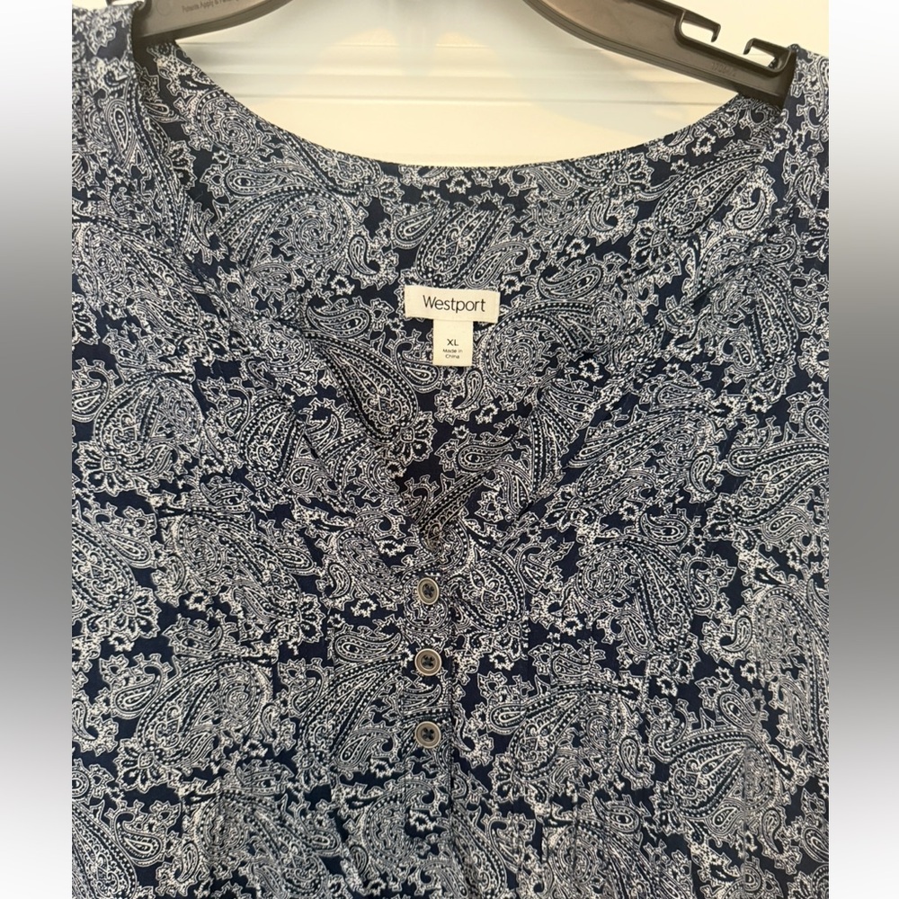 NWT NAVY AND WHITE CLASSIC TOP PERFECT WITH JEANS OR DRESS PANTS